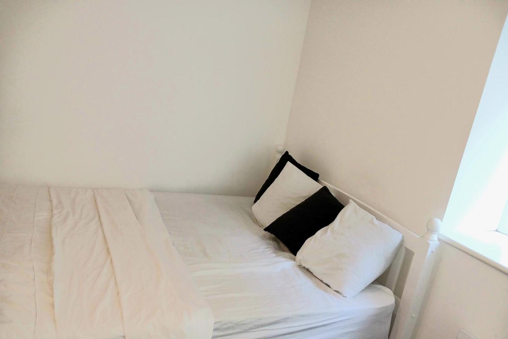A Beautifully Furnished Master Bedroom In A Shared Apartment Aylesbury  Exterior foto